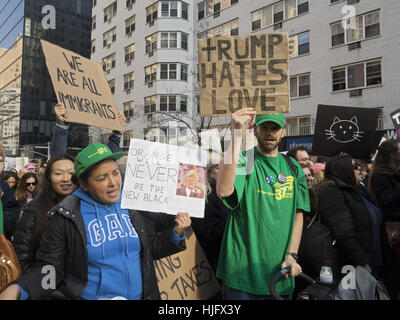 Frauen März auf New York City, 21. Januar 2017, Donald Trump ersten Tag im Amt. 400.000 Frauen marschierten in der New York City. Stockfoto