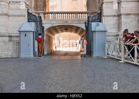 Die Schweizergarde auf Wache außerhalb St. Peter Basilika, Vatikanstadt, Rom, Italien, Europa Stockfoto