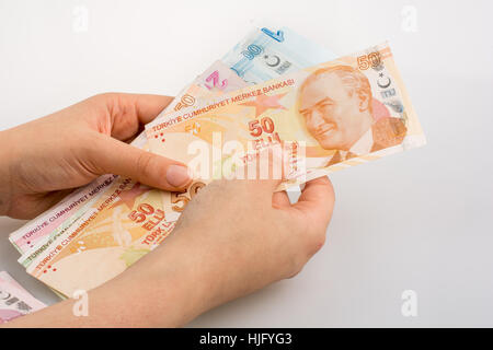 Hand hält Turksh Lira-Banknoten auf weißem Hintergrund Stockfoto