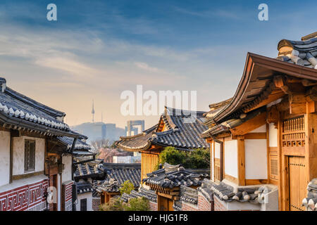 Bukchon Hanok Village und Seoul Skyline der Stadt, Seoul, Südkorea Stockfoto