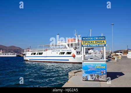 Spinalonga Kreuzfahrtschiff vor Anker im Hafen mit einer Ticket-Buchung-Hütte im Vordergrund, Agios Nikolaos, Kreta, Griechenland, Europa. Stockfoto