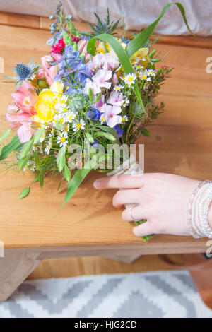 Braut, Hand, Haufen von Blumen, Blumen, Blume, bunt, Finger, Armband, Hochzeit, Hochzeit Tag, schönste, Tag, in, Leben, Ehe Stockfoto
