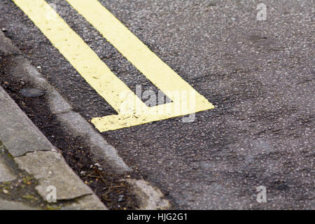 Ende des gelben Doppellinien in Straße Stockfoto