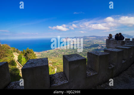 Leute, die herrliche Aussicht vom Venus Schloss, Erice, Sizilien, Italien Stockfoto