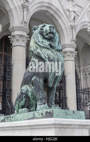 Skulptur eines Löwen vor Kurs in Parmlament. Budapest. Ungarn Stockfoto