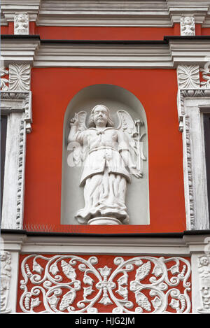 Fragment einer Wand eines alten Hauses mit Skulptur eines Engels in einer Nische. Zamosc. Polen Stockfoto