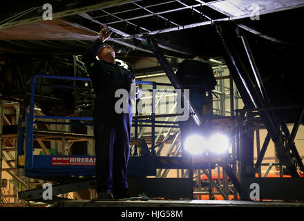 Roy Lemmon arbeitet an der Avro Lancaster NX611 'Nur Jane' als Restaurierungsarbeiten weiter auf das Flugzeug in Lincolnshire Aviation Heritage Centre in East Kirkby, Licolnshire. Stockfoto