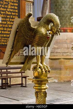 Der Kupfer Pelikan, ein Symbol des Opfers in St. Bavo-Kirche in Haarlem, Niederlande. Stockfoto