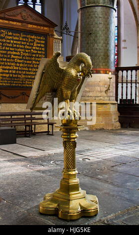 Der Kupfer Pelikan, ein Symbol des Opfers in St. Bavo-Kirche in Haarlem, Niederlande. Stockfoto