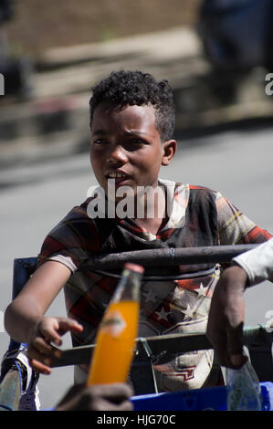 Äthiopischen jungen lächelnd Griff nach einer Flasche Drinkthe Erfrischungsgetränk, Miranda Stockfoto