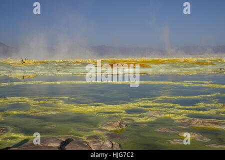 Lebendige Farben und markanten Felsformationen in die jenseitige Landschaft der Dalol, Äthiopien in der Wüste Danakil-Senke Stockfoto