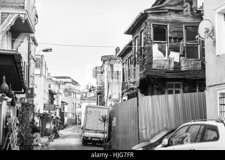 27. Dezember 2017 - Istanbul, Türkei: einer der alten historischen Viertel von Istanbul, Türkei, in schwarz und weiß Stockfoto