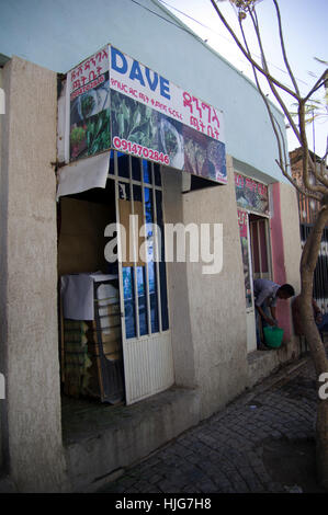 Dave Khat-Haus mit einer äthiopischen Handy-Nummer, das Medikament zu verkaufen gekaut allgemein im Jemen, Somalia und ist derzeit legal in Äthiopien Stockfoto