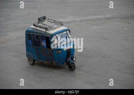 Blaue und weiße Bajaj in Indien machte als öffentliche Verkehrsmittel in Mekelle, Äthiopien Stockfoto