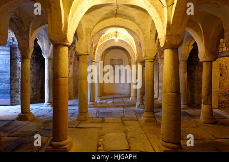 Spalten in der Krypta, romanische Kirche Santa Maria del Tiglio, Gravedona, Lombardei, Italien Stockfoto