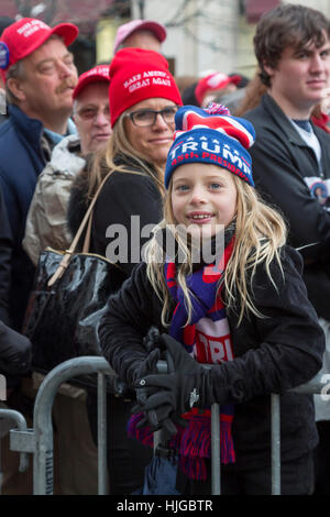 Washington, DC USA - 20. Januar 2017 - Fans von Donald Trump warten in der Schlange für eine Sicherheitskontrolle vor Trump es Einweihung. Stockfoto