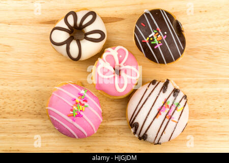 Draufsicht der hausgemachte leckere Donuts auf einem Holzbrett Stockfoto