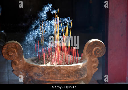 Aromatischen Räucherstäbchen in einem chinesischen Tempel, Ho-Chi-Minh-Stadt, Vietnam Stockfoto