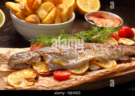 Gebackener Fisch mit Bratkartoffeln und dip Stockfoto