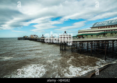 Wellen unter dem Pier Blackpool England Ray Boswell Stockfoto