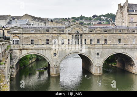 Blick auf Pulteney Brücke über den Fluss Avon in Bath England - von Robert Adam die Brücke in der georgisch-Palladio-Stil entworfen wurde im Jahre 1774 fertiggestellt. Stockfoto