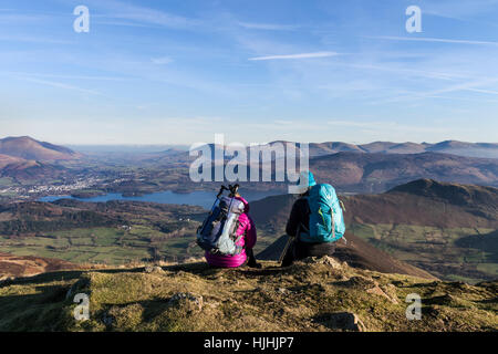 Zwei Wanderer genießen den Blick über Derwent Water von Causey Hecht Lake Distrikt Cumbria UK Stockfoto