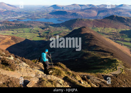 Walker, absteigend von Causey Hecht in Richtung Graupel Haus Seenplatte Cumbria UK Stockfoto