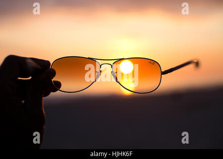 Sonnenbrillen und Sonnenuntergang Stockfoto