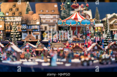 Handgefertigte Kerzenständer mit bunten Szenen auf dem Display am Gendarmenmarkt, Berlin, Deutschland Stockfoto