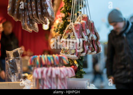 Handgefertigte Kerzenständer mit bunten Szenen auf dem Display am Gendarmenmarkt, Berlin, Deutschland Stockfoto