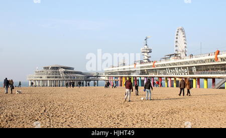 Menschen am Strand in der Nähe von Scheveningen Pier an der Nordsee-Badeort Scheveningen - Den Haag (The Hague), Niederlande Stockfoto