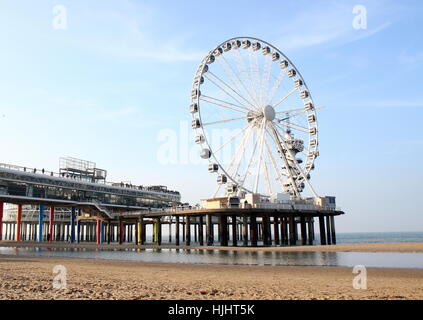 Riesenrad auf Scheveningen Pier. Nordsee-Badeort Scheveningen - Den Haag (den Haag) Niederlande Stockfoto