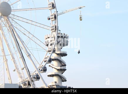 Riesenrad & Bungee-Sprung-Turm in Scheveningen Pier. Nordsee-Badeort Scheveningen - Den Haag (den Haag) Niederlande Stockfoto