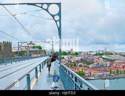 Der Spaziergang entlang der oberen Ebene von Luis ich über den Fluss Douro mit Blick auf Vila Nova De Gaia, Porto, Portugal Brücke. Stockfoto