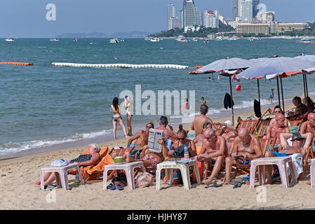 Touristen Sonnenbaden am Strand von Pattaya, Thailand Tourismus Südostasien Stockfoto