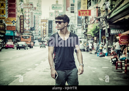 Hübscher junger Mann zu Fuß in Bangkok, Thailand Stockfoto