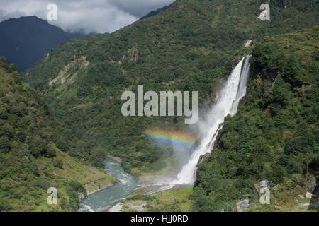 Wasserfall mit Regenbogen im Himalaya Stockfoto