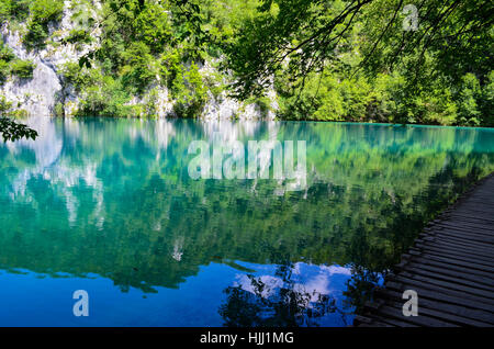 Reflexionen auf einem See im Nationalpark Plitvice, Kroatien Stockfoto