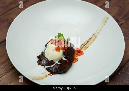 Dessert, Schokoladen-Fondant mit Eis auf einem weißen Teller Stockfoto