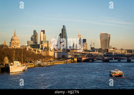 Skyline von der City of London, darunter St. Pauls Cathedral und die Wolkenkratzer-Käsereibe und Walkie-talkie, London, UK Stockfoto