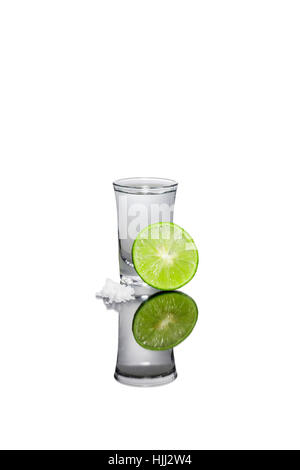 Wodka mit Limettenscheibe und Salz erschossen. Auf dem weißen Hintergrund und Spiegel. Stockfoto