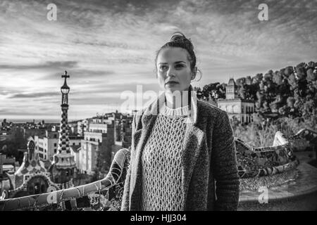 Barcelona-Handschrift. elegante Reisende Frau im Mantel im Park Güell in Barcelona, Spanien Blick in die Ferne Stockfoto