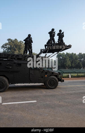 Staatssicherheit Schutz bewaffnete Kommandos gesehen auf ihre Kampffahrzeug montiert. Teil der Republik Day Parade Stockfoto