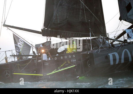 Britischer Segler Alex Thomson feiert an Bord Hugo Boss nach dem zweiten Platz in der Vendee Globe-Rennen in Les Sables d ' Olonne, Westfrankreich. PRESSEVERBAND Foto. Bild Datum: Freitag, 20. Januar 2017. Bildnachweis sollte lauten: Yui Mok/PA Wire Stockfoto