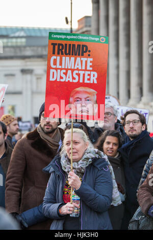 Frau hält Banner gegen Trump Klima Wahl. Tausende von Menschen zu beteiligen, um die politische Kundgebung gegen den US-Präsidenten Stockfoto