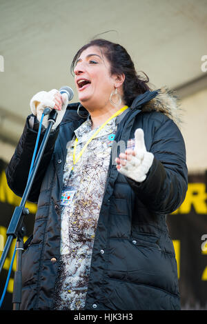 Die Komikerin Sajeela Kershi sprach bei der Rallye Women's March/Anti Donald Trump im Zentrum Londons als Teil eines internationalen Tages der Solidarität. Stockfoto