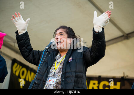 Die Komikerin Sajeela Kershi sprach bei der Rallye Women's March/Anti Donald Trump im Zentrum Londons als Teil eines internationalen Tages der Solidarität. Stockfoto