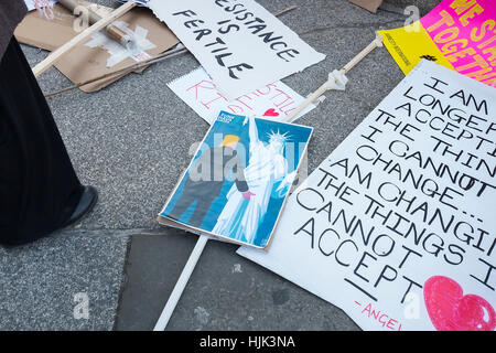 Der Demonstrant Banner Links am Trafalgar Square nach Tausenden Frauen protestierten gegen die US Präsident Donald Trump. Stockfoto