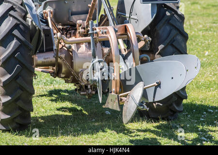 Grau-Ferguson Traktor mit Pflug aus 50er Jahren Stockfoto