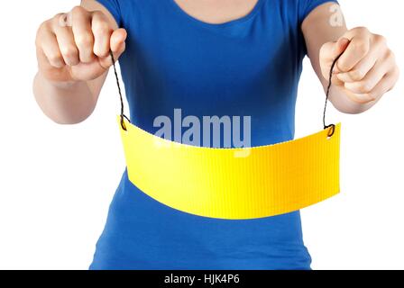 eine Person hält einen gelben-Tag mit textfreiraum drauf, isoliert Stockfoto